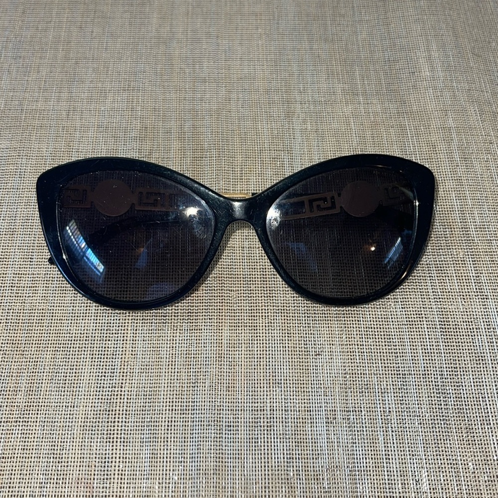 VERSACE BLACK & GOLD SUNGLASSES 🕶️